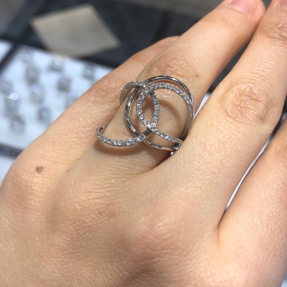 Beautiful diamond ring new!